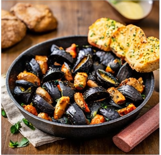 Svens Muscheln in Weißwein-Tomaten-Butter-Sauce mit Airfryer-Knoblauchbrot